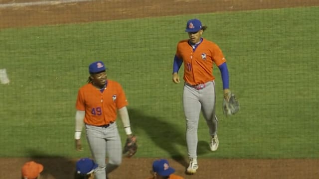 Elian Peña's slick barehanded play