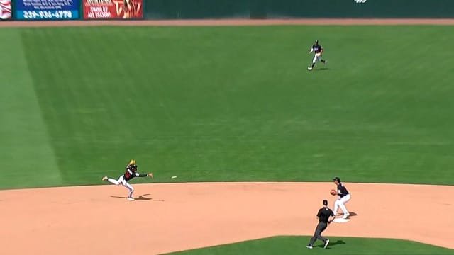 Marek Houston starts an inning-ending double play