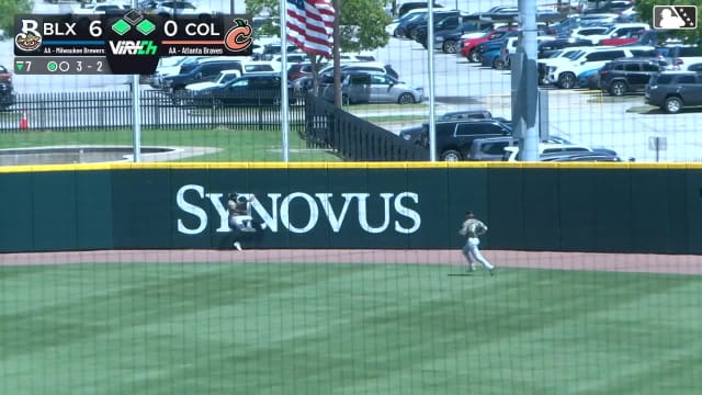 Luis Lara makes acrobatic catch