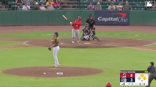 Leonardo Bernal's three-run homer
