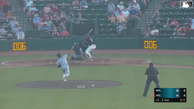 Yolfran Castillo singles on a line drive to center fielder Alexander Frias. Daniel Flames scores. Yolfran Castillo to 2nd.