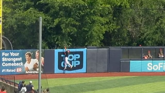 Eric Hartman makes a sensational home run robbery