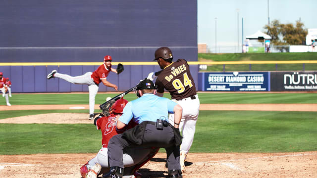 Leo De Vries works at-bat for double