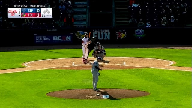 Kaelen Culpepper makes a heads up throw