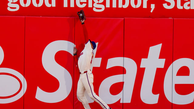 Justin Crawford's great leaping catch at the track