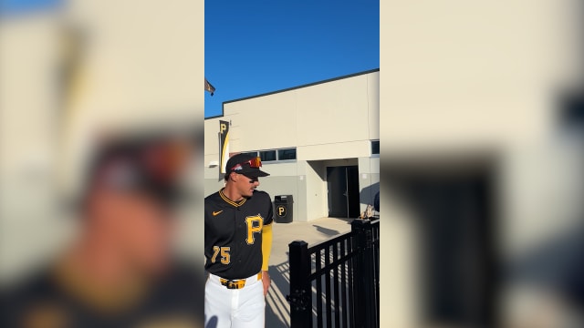 Konnor Griffin sings autographs at Pirates' camp