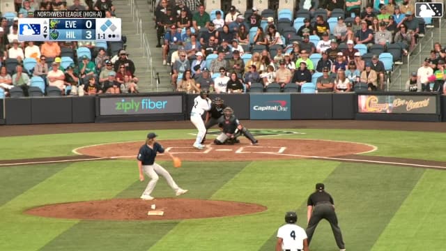 Kayson Cunningham singles on a line drive to right fielder Ricardo Cova. Kenny Castillo scores. José Mejía scores. Fielding error by right fielder Ricardo Cova.