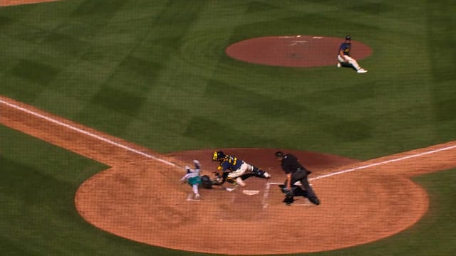 Jesús Made's great throw to stop the run from scoring