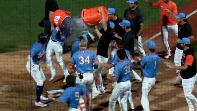Aron Estrada's walk-off homer
