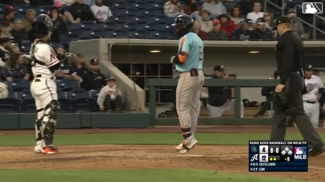 Pedro León knocks a solo home run to right field