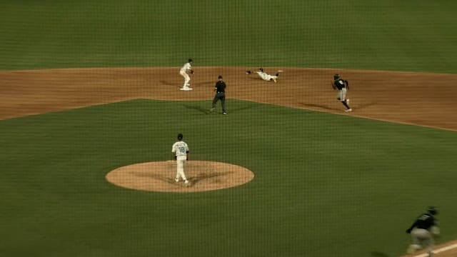 Rikuu Nishida's glove-flip double play