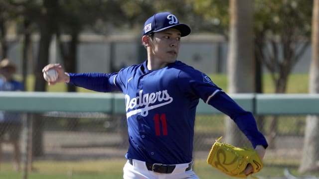 Roki Sasaki throws first live BP session