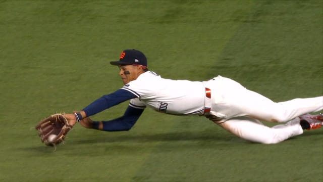 Druw Jones makes dad proud with a diving catch