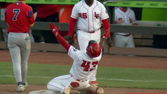 Héctor Rodríguez hits for the cycle