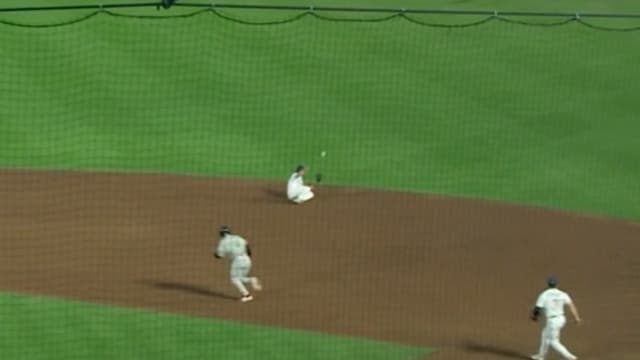 Cameron Cauley loses glove, records the out at first
