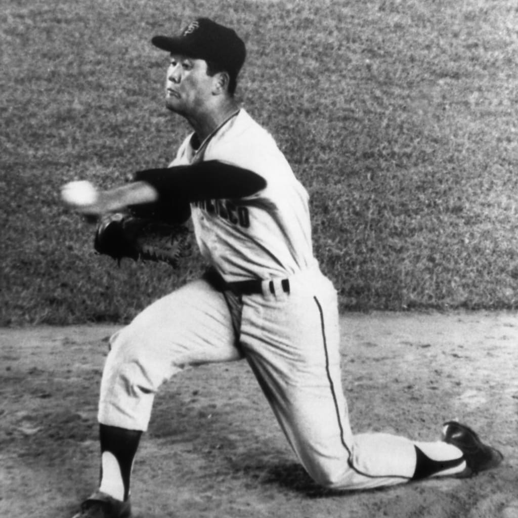 Murakami pitching in his MLB debut on Sept. 1, 1964