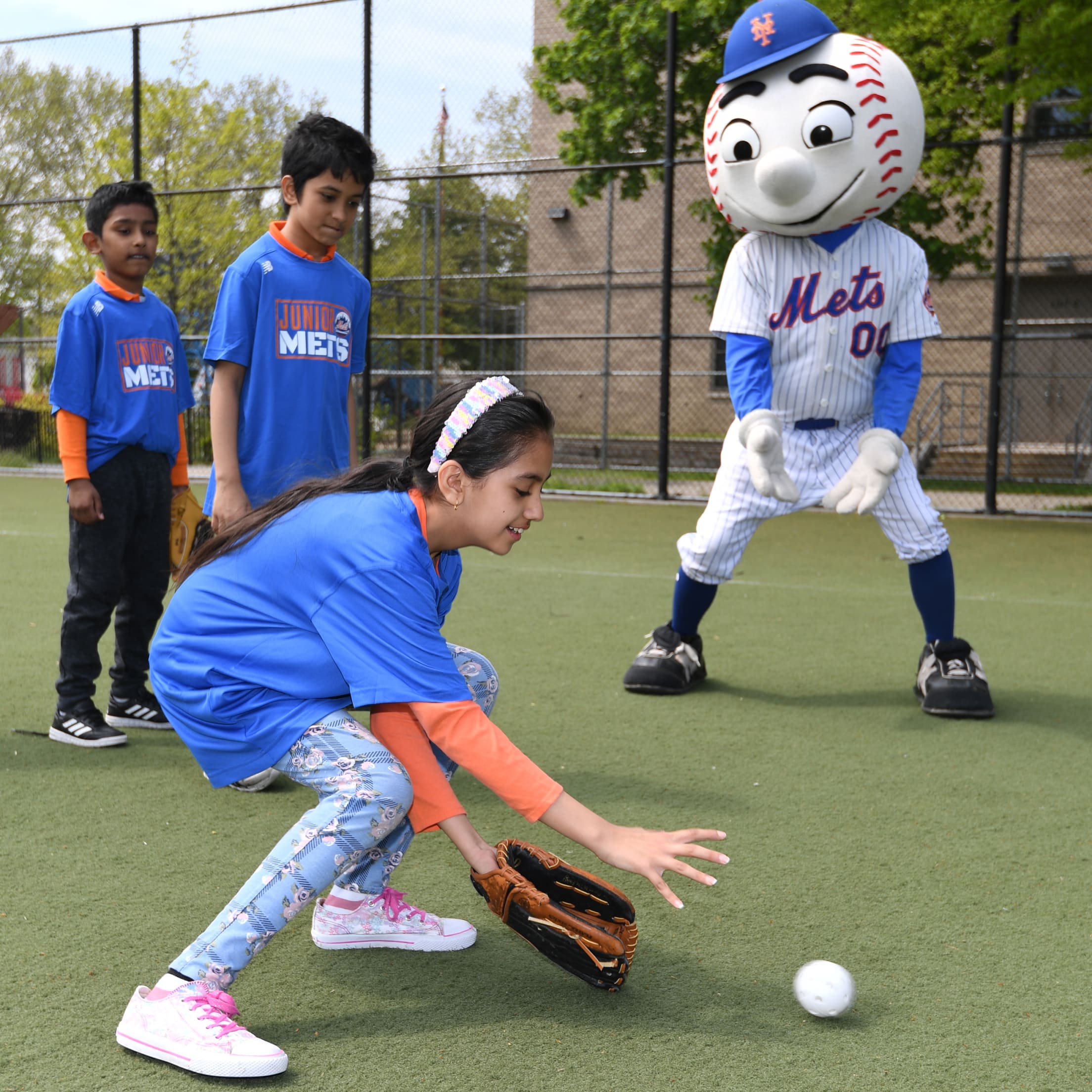 New York Mets mascot Mr. Met holding bat during game vs San