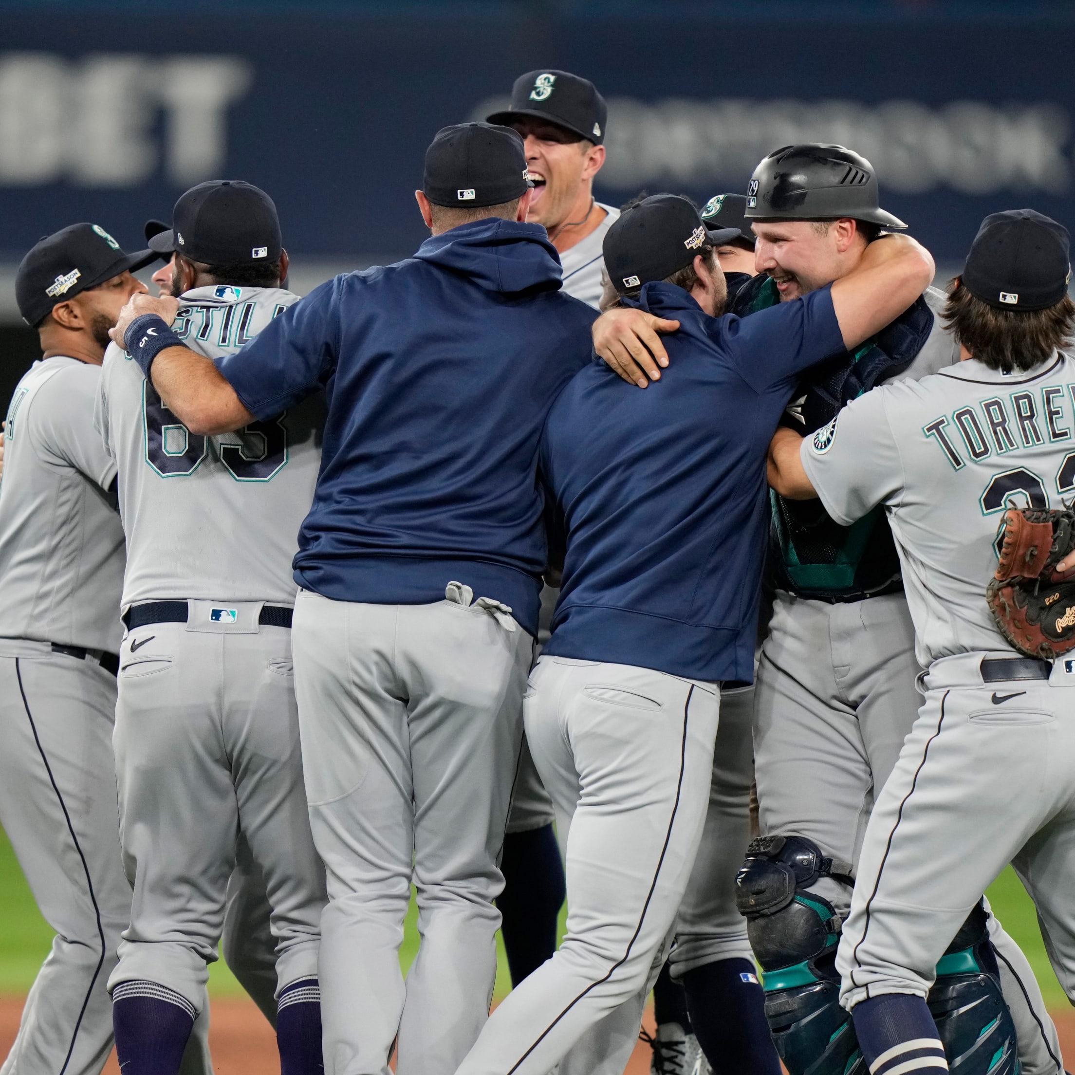 Mariners stun Rangers with ninth-inning comeback, putting Texas postseason  clincher on hold 