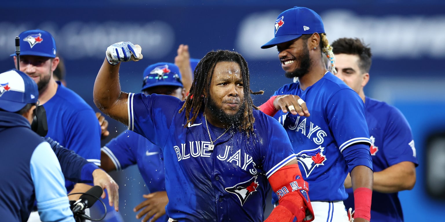 Blue Jays gain ground in Wild Card race with offensive outburst