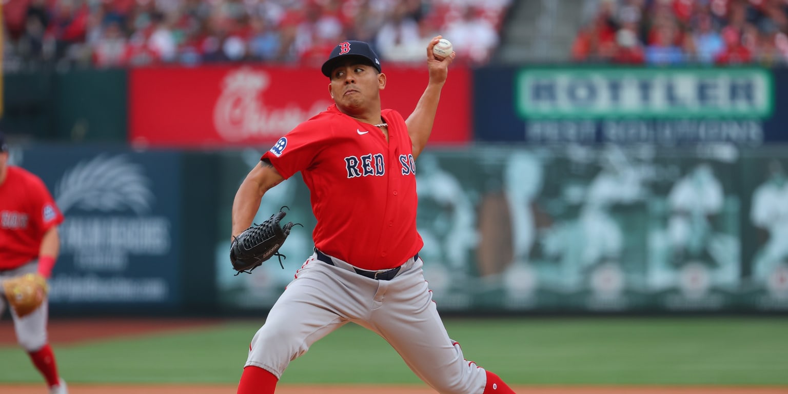 Suarez reintroduces himself to Sox with 6 scoreless innings for first win