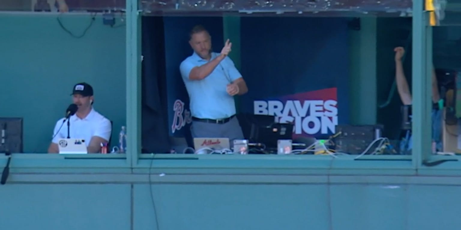 Check out Braves broadcaster Nitkowski's elite reflexes on catch of foul ball