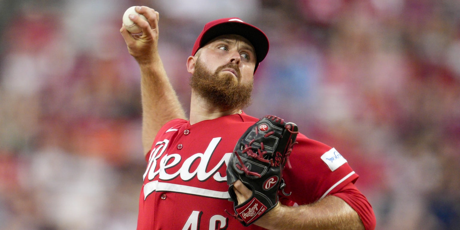 Buck Farmer re-signs with Reds on one-year deal