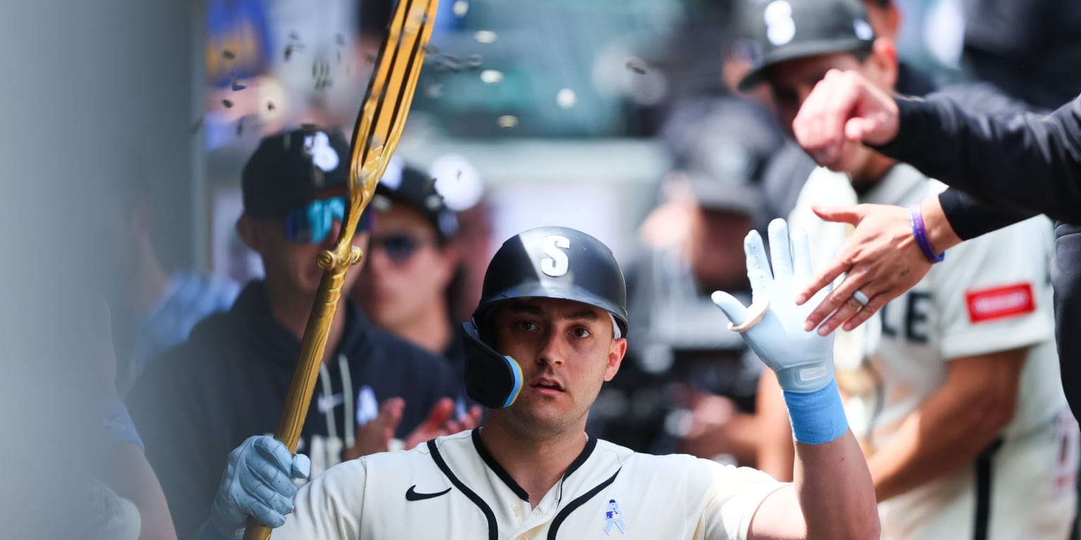 After HR and diving catch, Canzone exits with hamstring issue