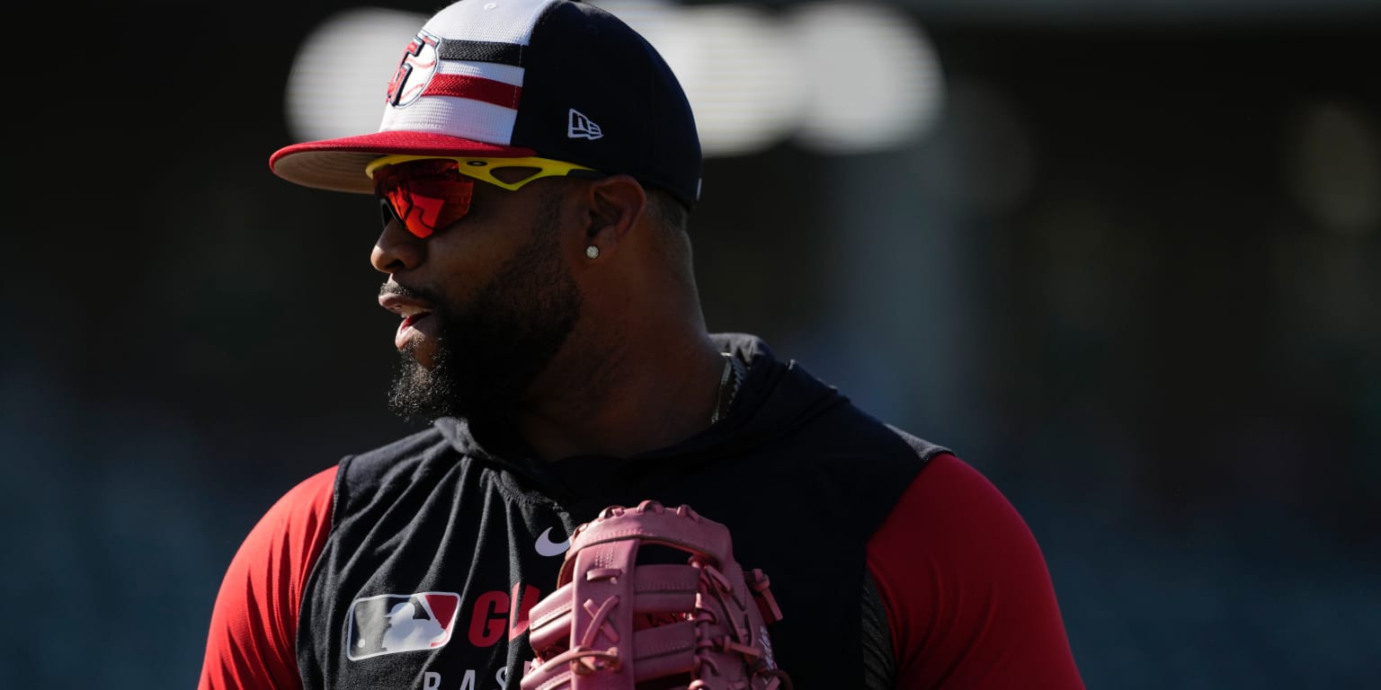 Veteran slugger Carlos Santana en route to Cubs (report)
