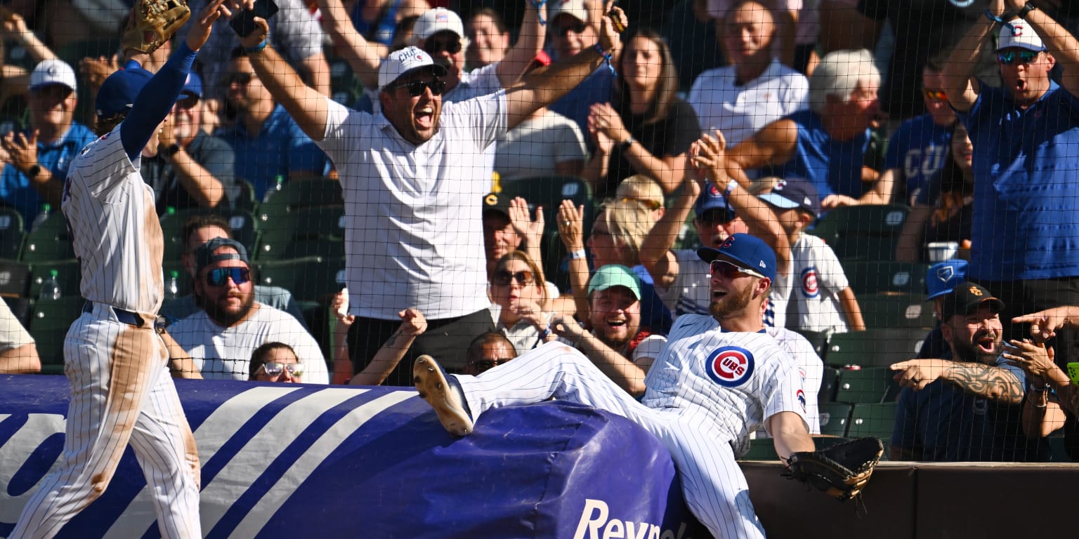 Michael Busch channels Anthony Rizzo with great catch