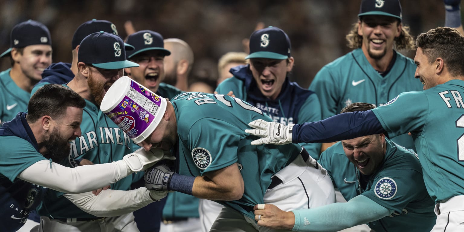 Mariners clinch first postseason berth since 2001 on walkoff home