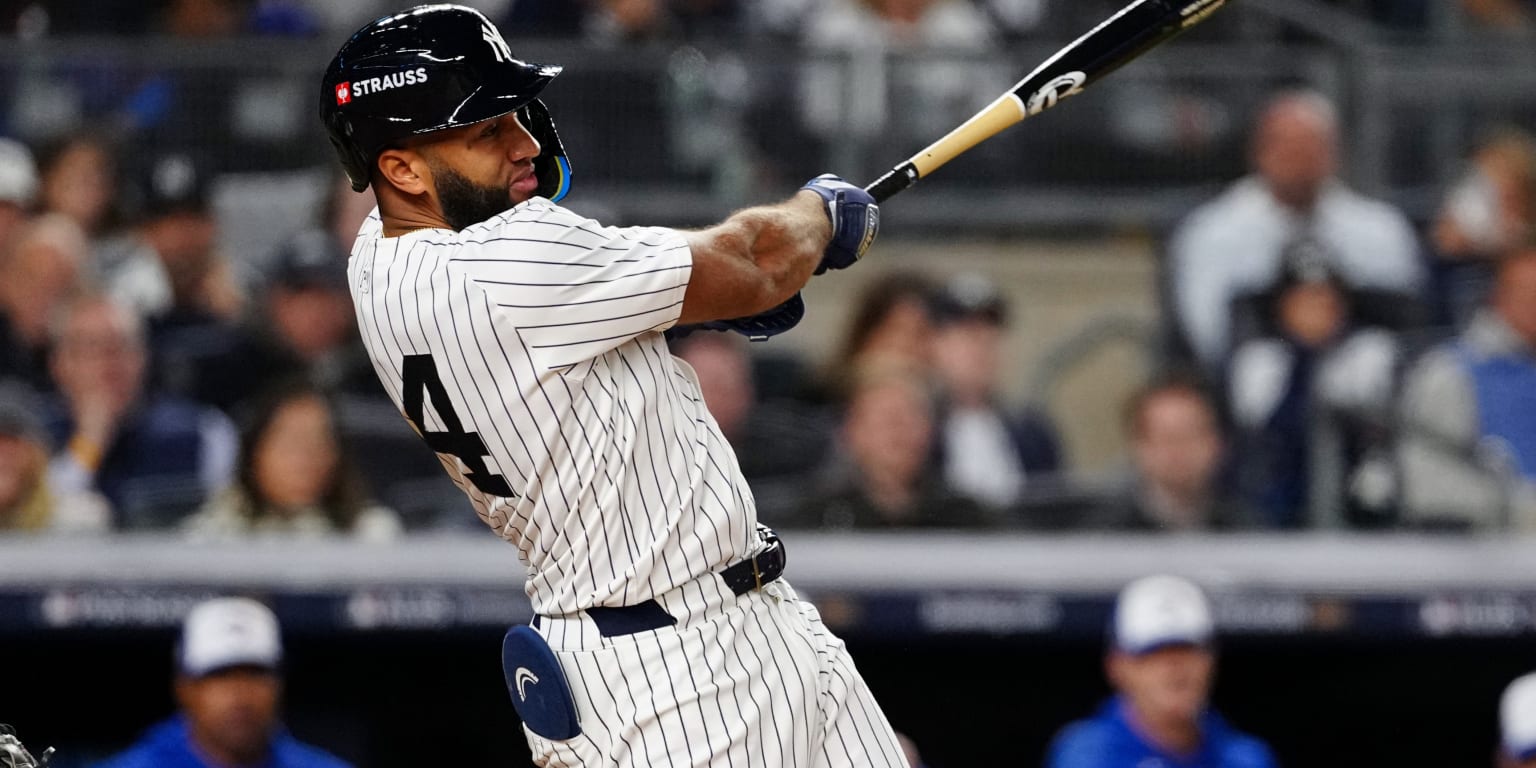 Yanks officially bring back Rosario, adding much-needed righty bat