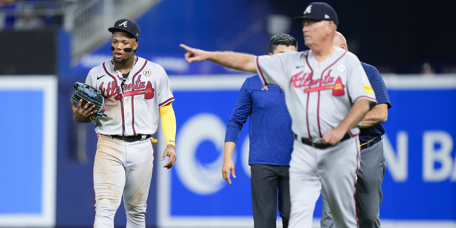 Ronald Acuña leaves the match due to stiffness in his calf