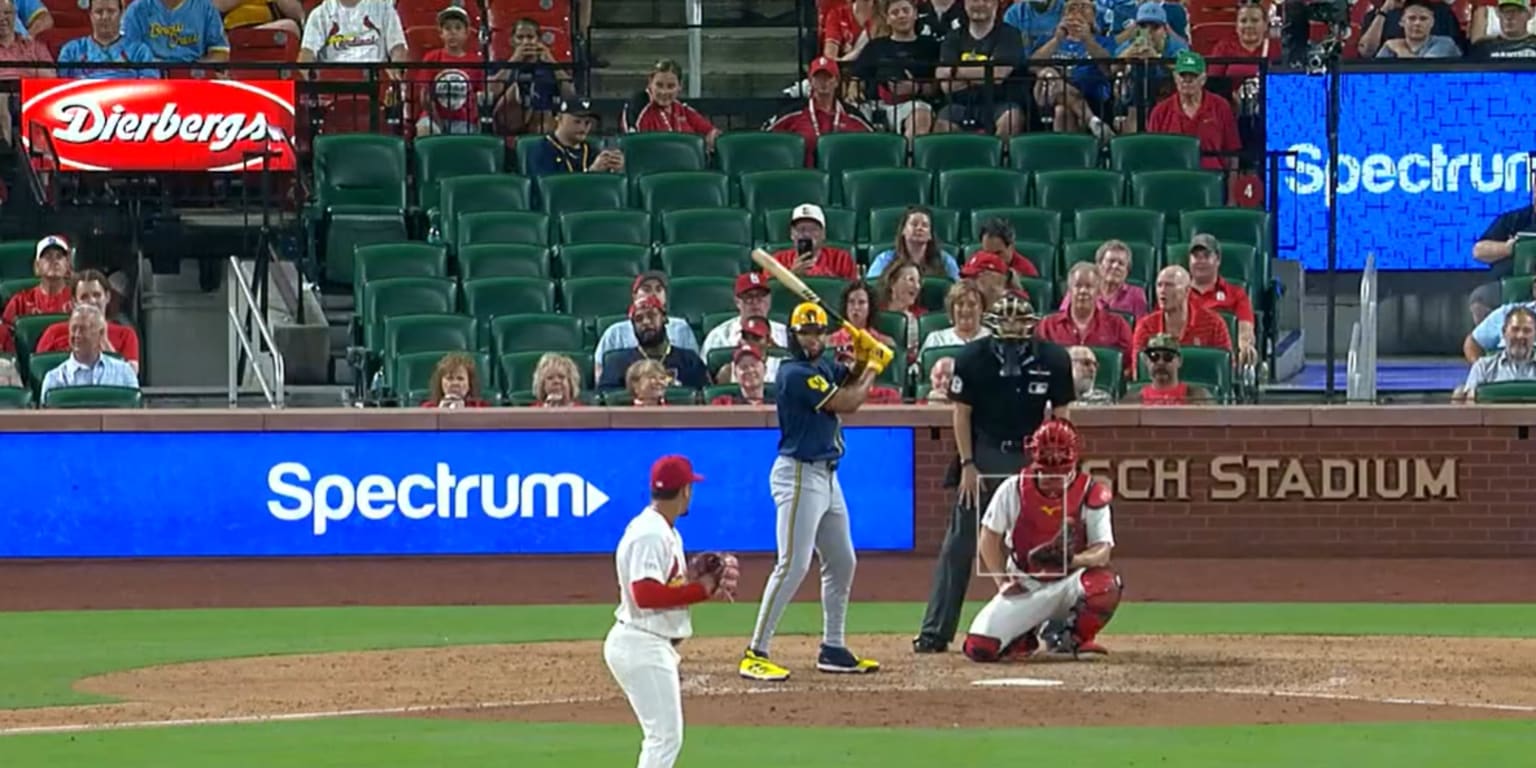 Chourio turns around to bat left-handed, hits one 360 feet!