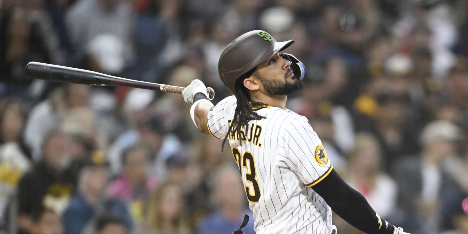 New York Mets Fernando Tatis drops his bat after striking out in