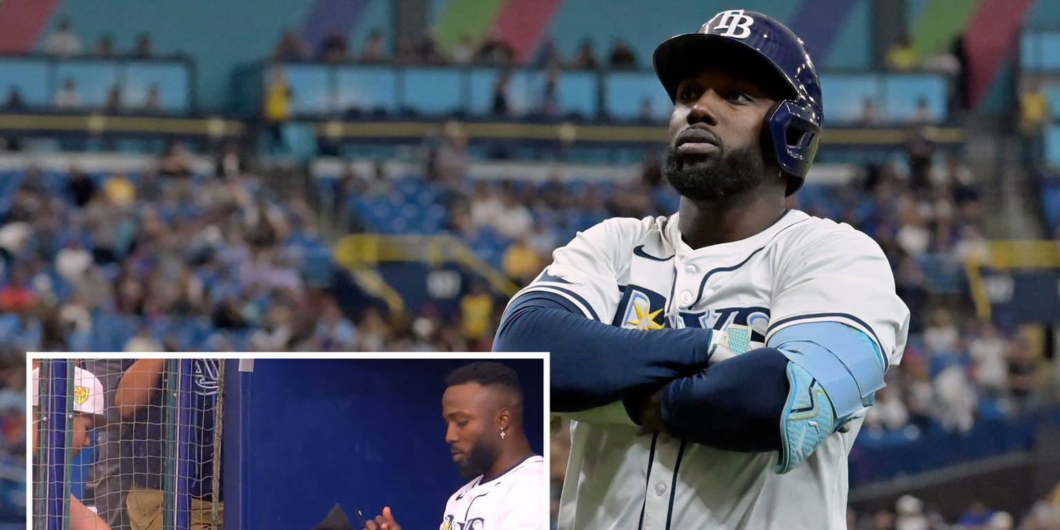 Randy Arozarena signs autographs after hitting homer