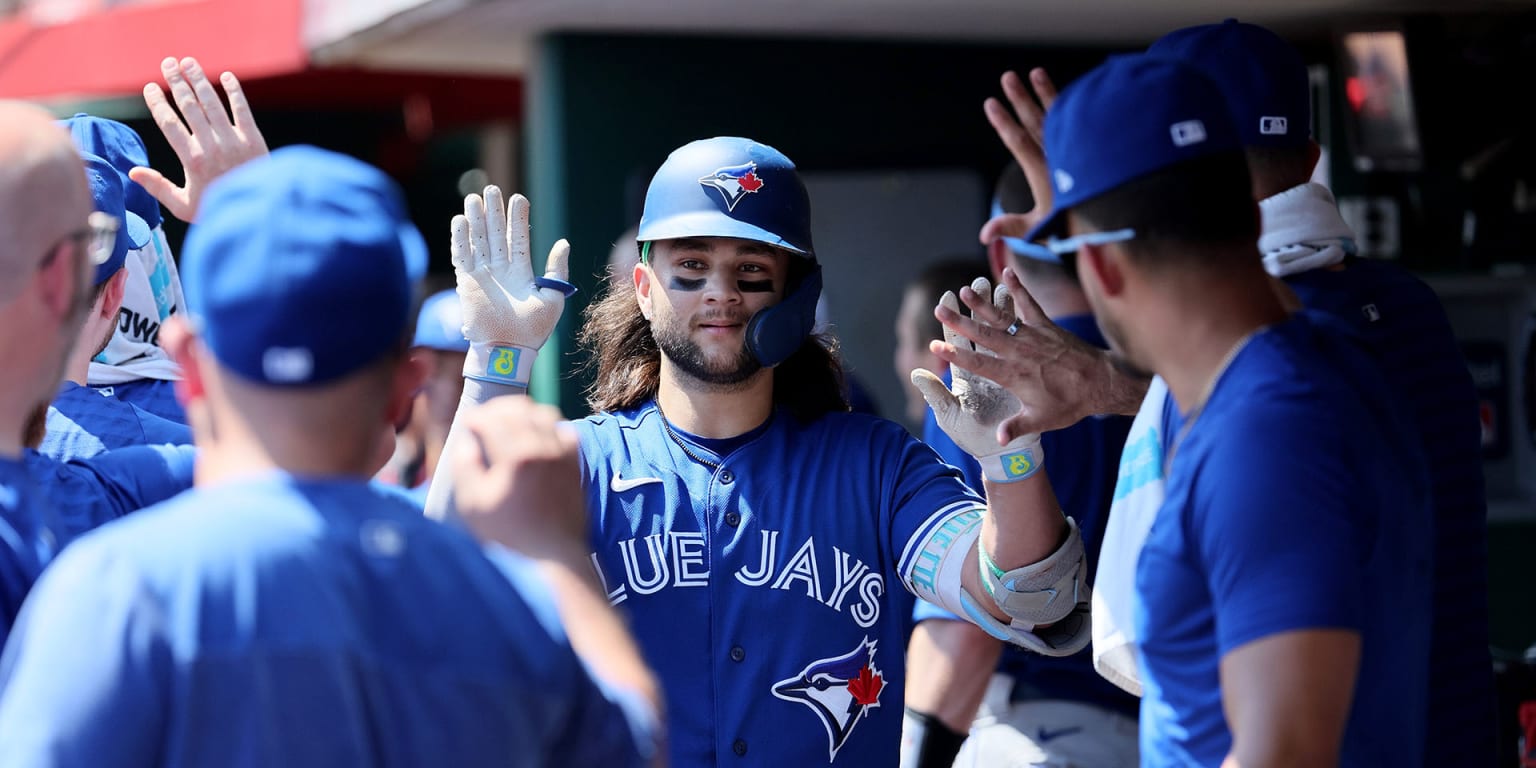 Belt hits 2 of Blue Jays' 5 HRs in rout of Reds