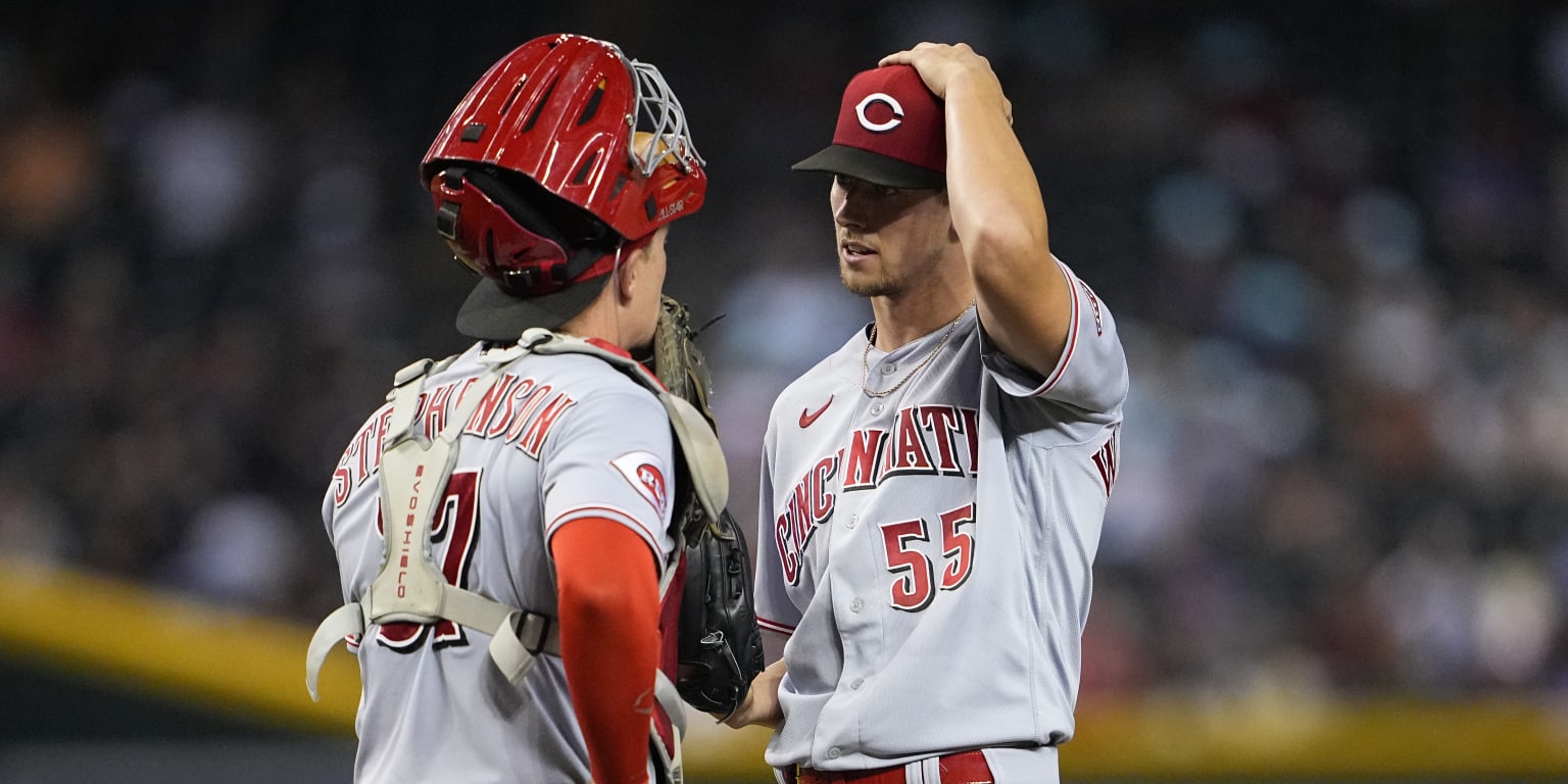 Reds win to keep pressure on D-backs in postseason race