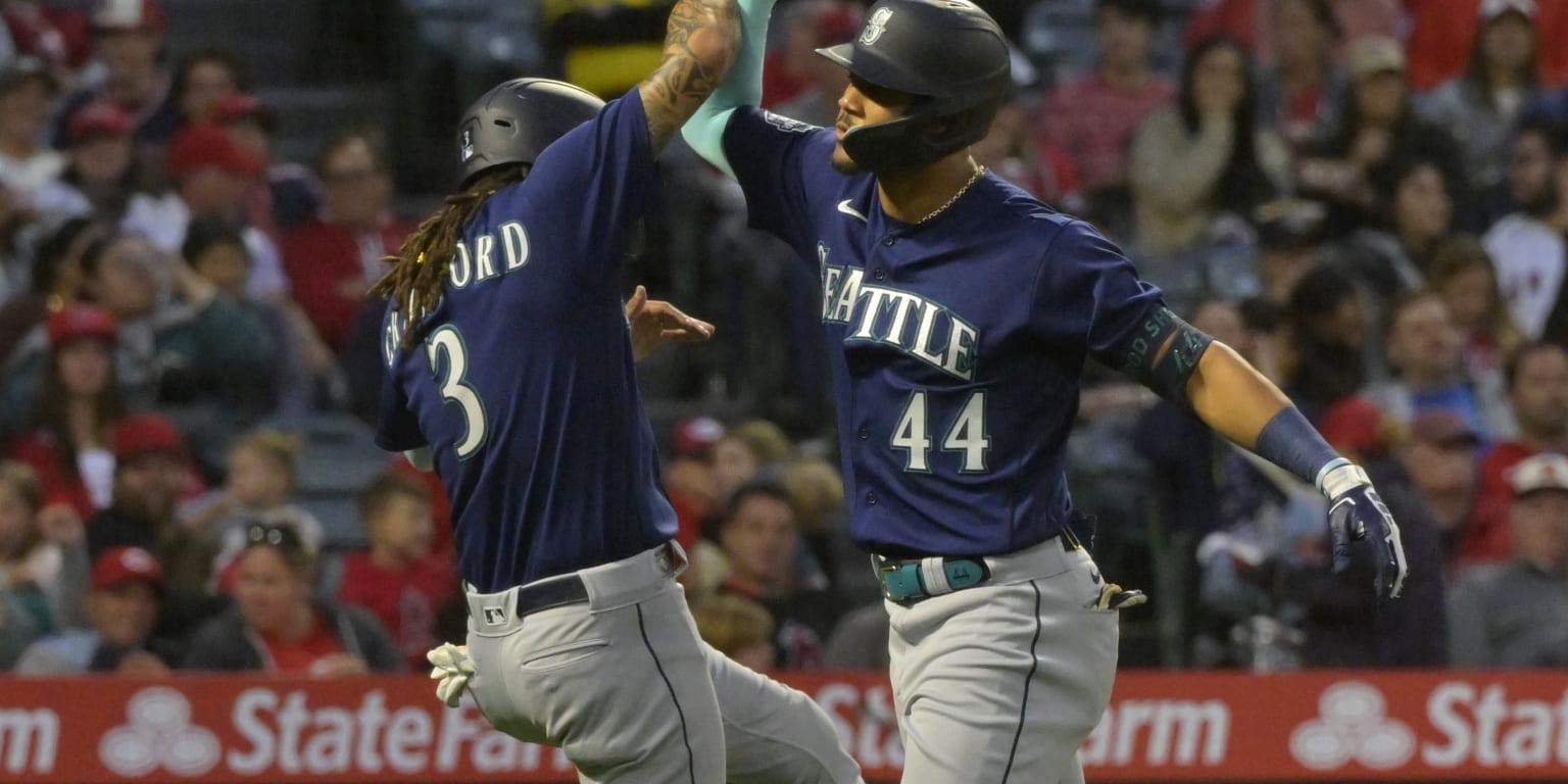Mariners Julio Rodríguez collects three hits