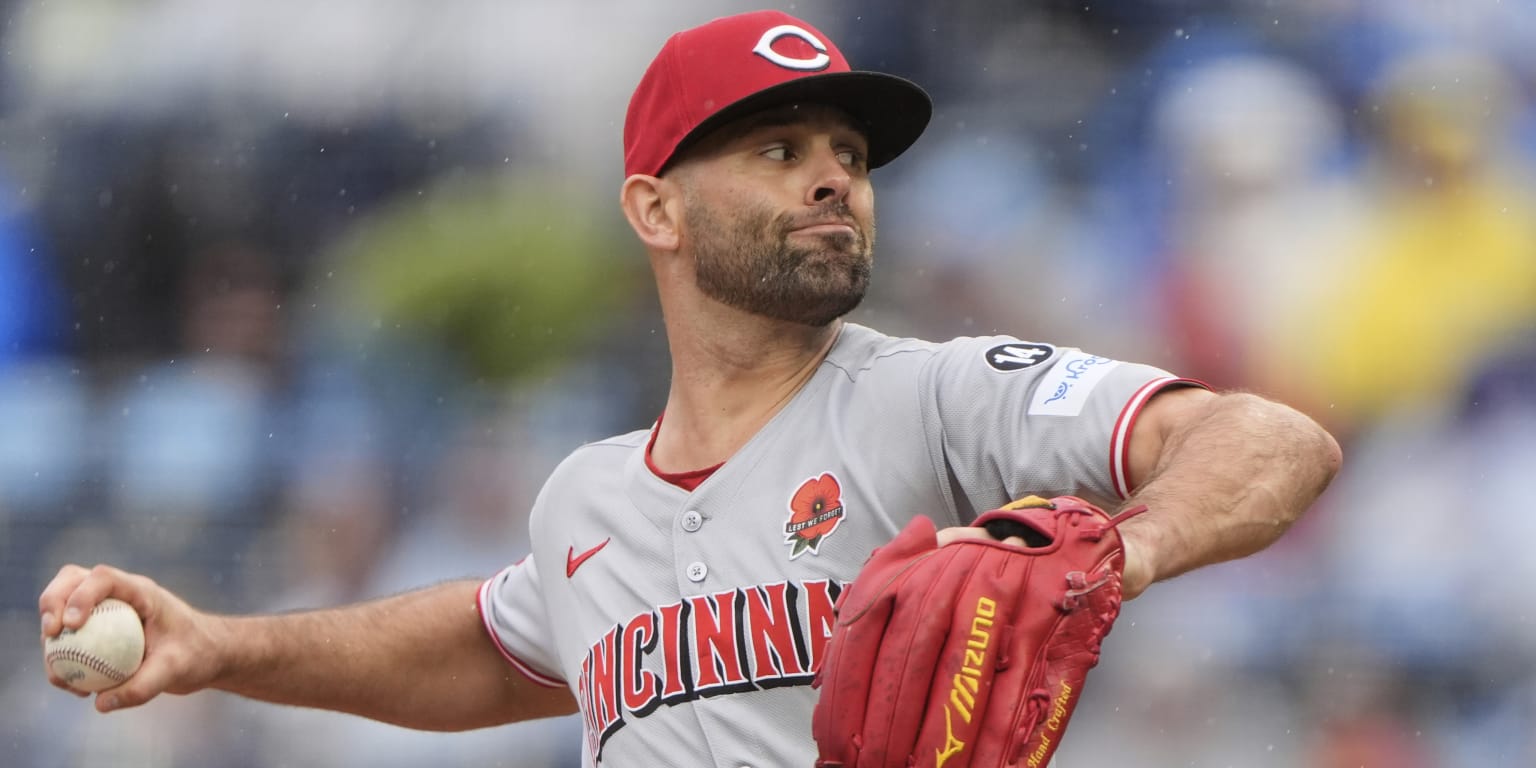 Nick Martinez pitching