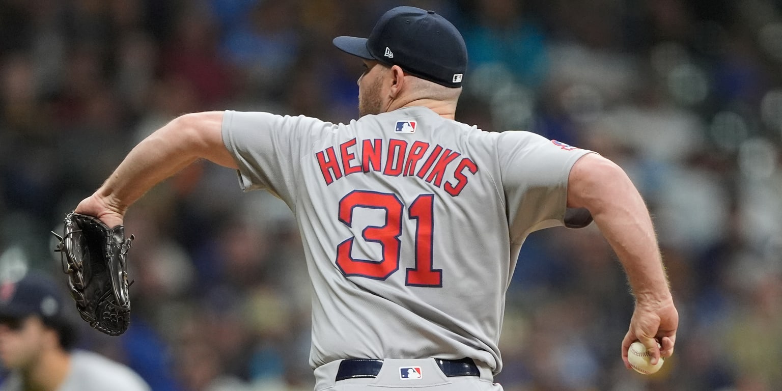Longtime reliever Hendriks agrees to Minor League deal with Twins (source)