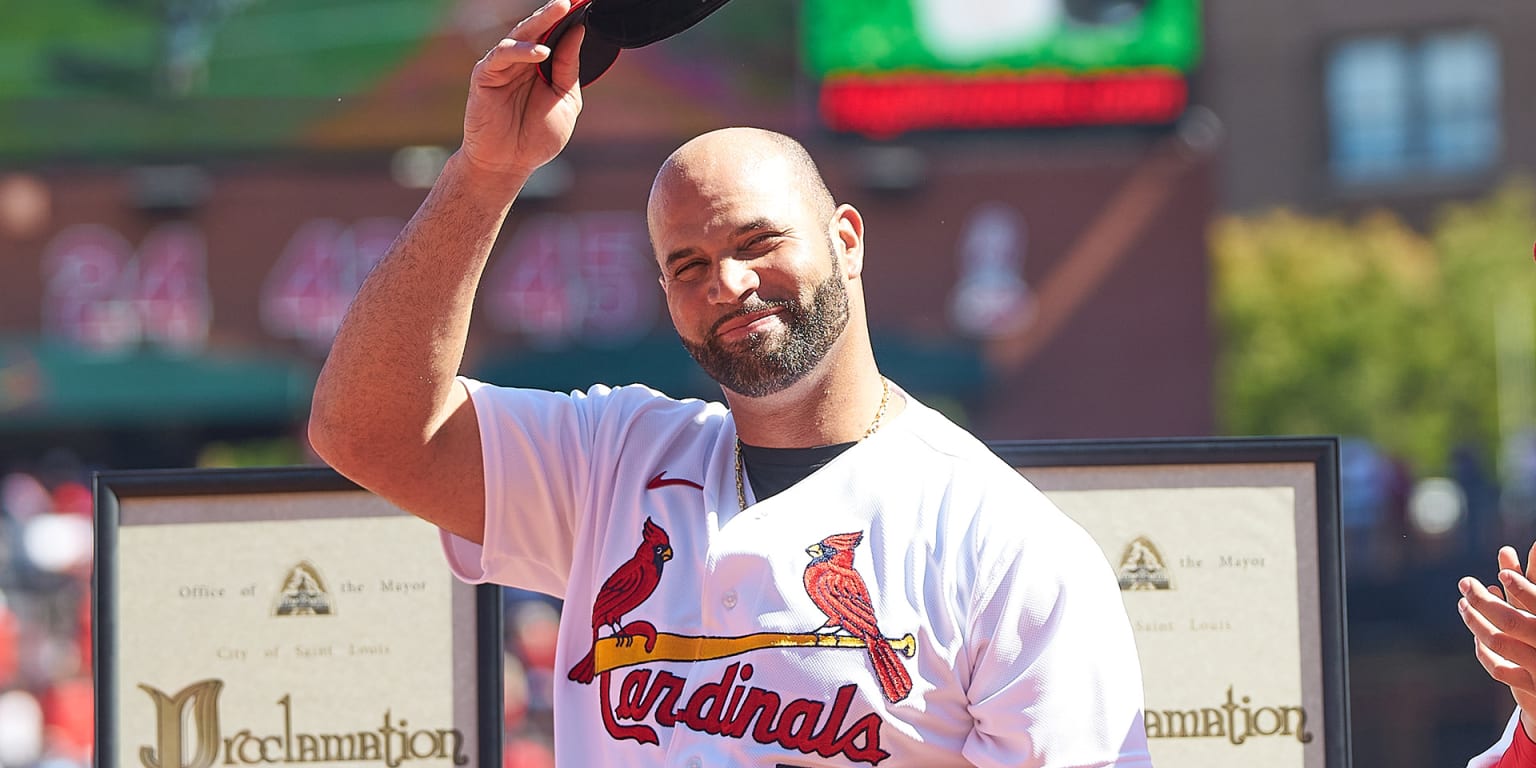 Albert Pujols signs retirement papers with Cardinals
