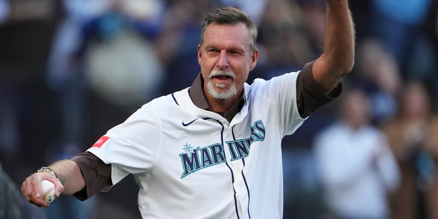 La légende de Seattle, Randy Johnson, a lancé la première balle mercredi