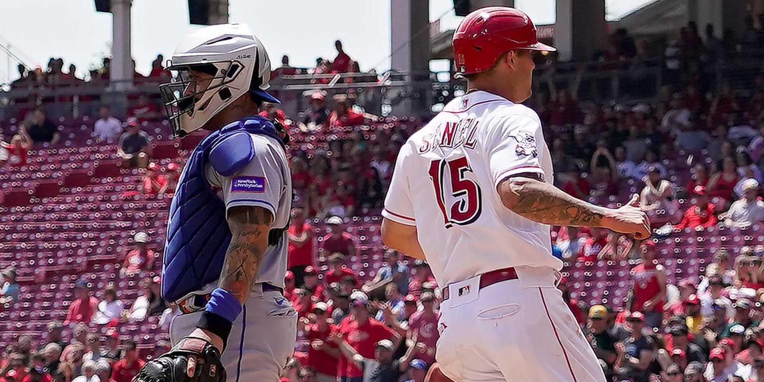 Reds score four runs in first inning to beat Mets