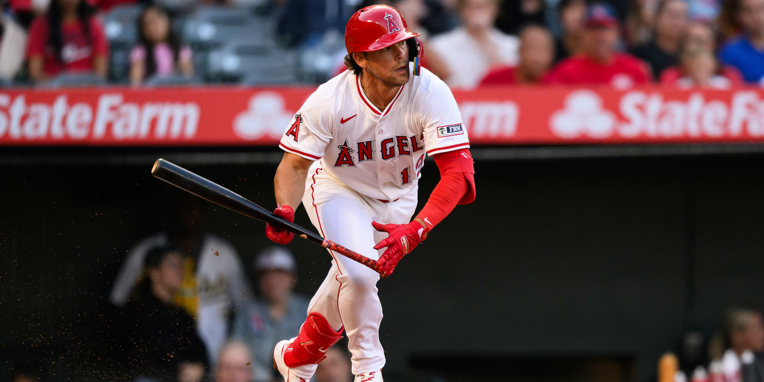 Cubs sign utility man Kingery to Minor League contract