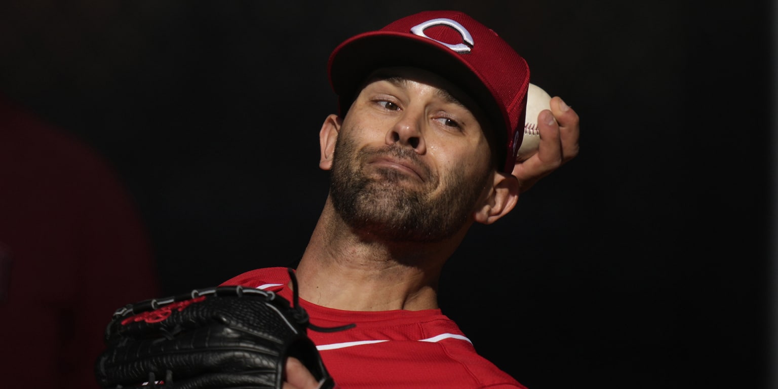Nick Martinez to bolster rotation, bullpen for Reds