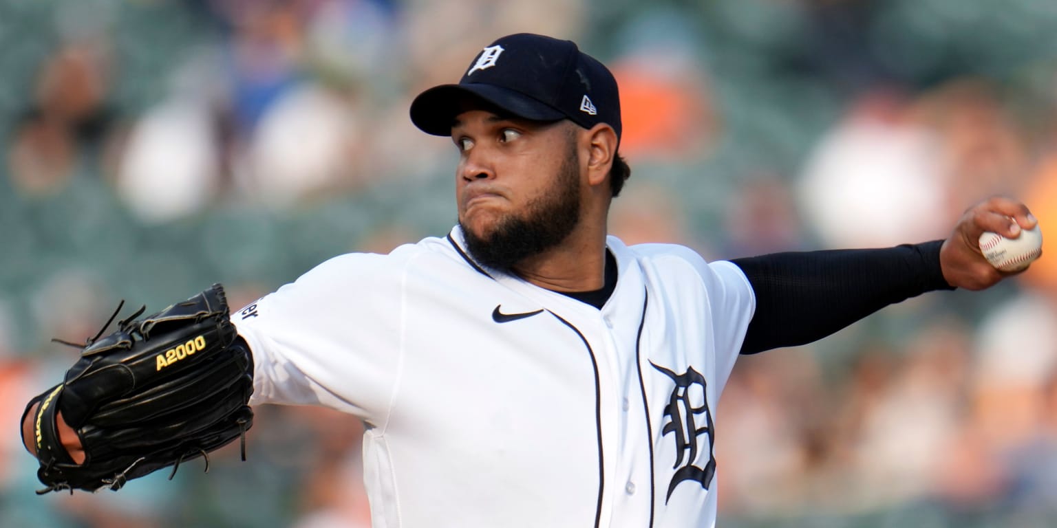 Detroit Tigers shortstop Javier Baez (28) settles his teammates