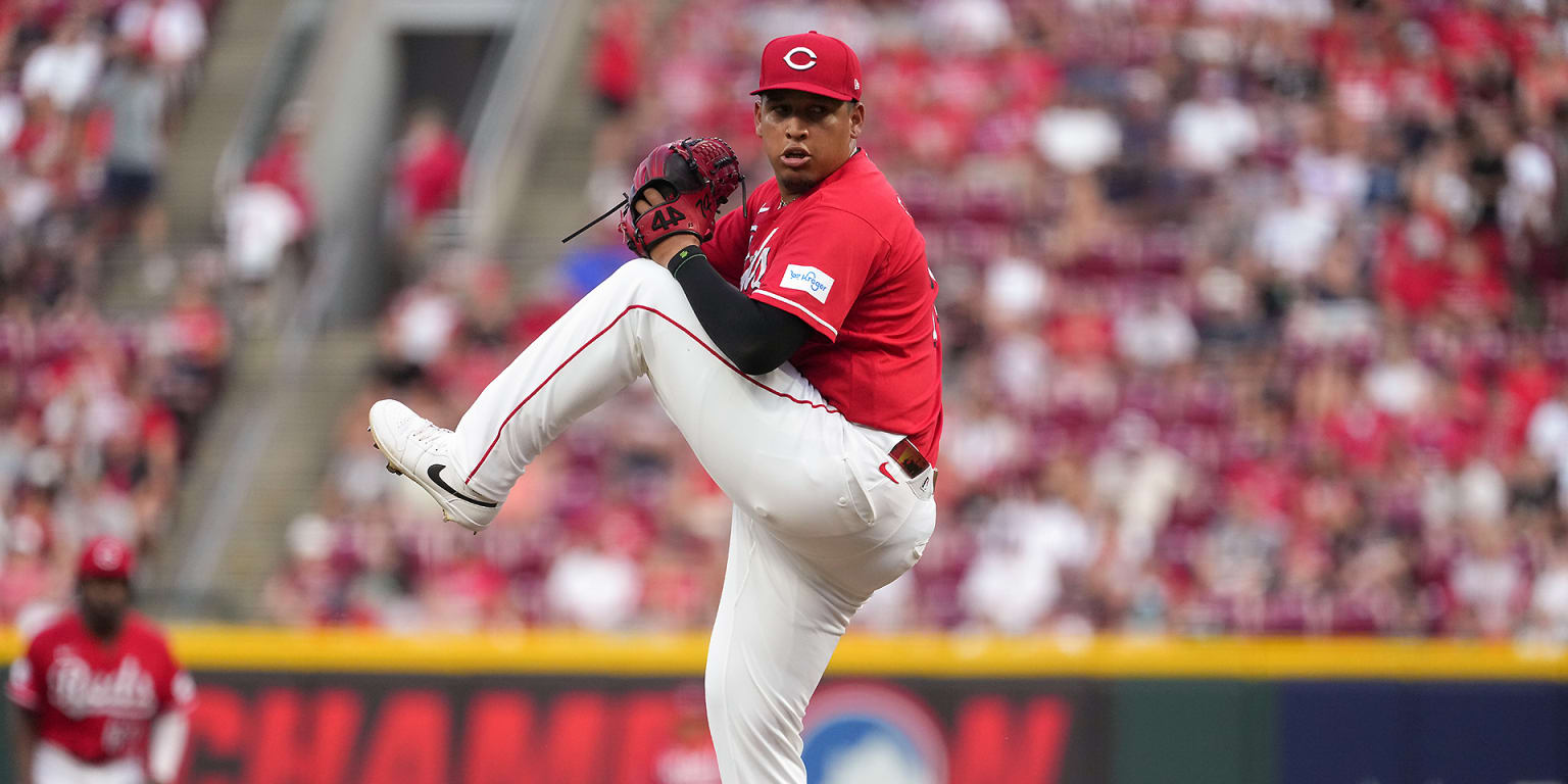 Reds split twin bill after Franco exits with elbow discomfort