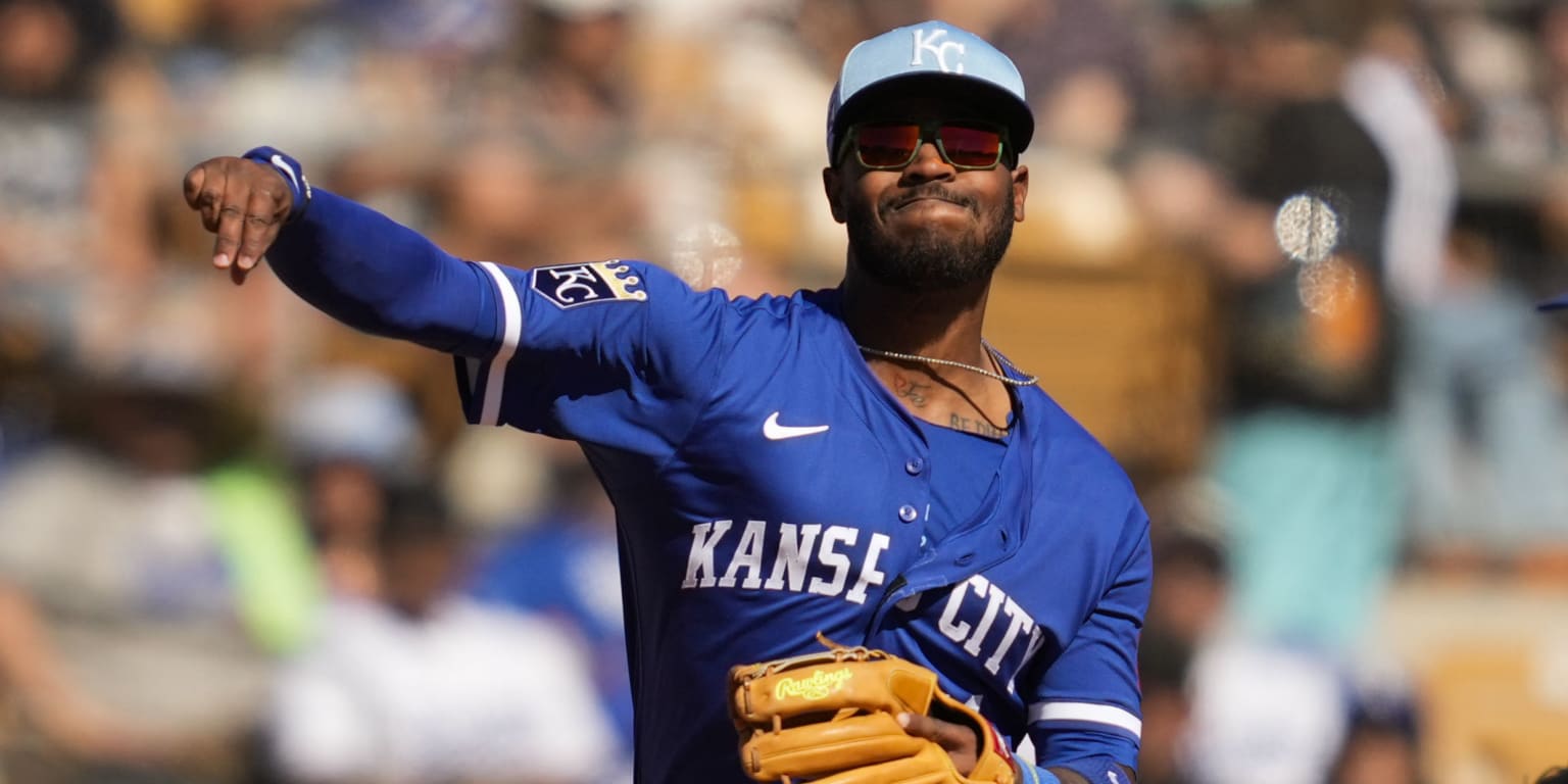 Maikel Garcia debuts in center field for Royals in spring camp