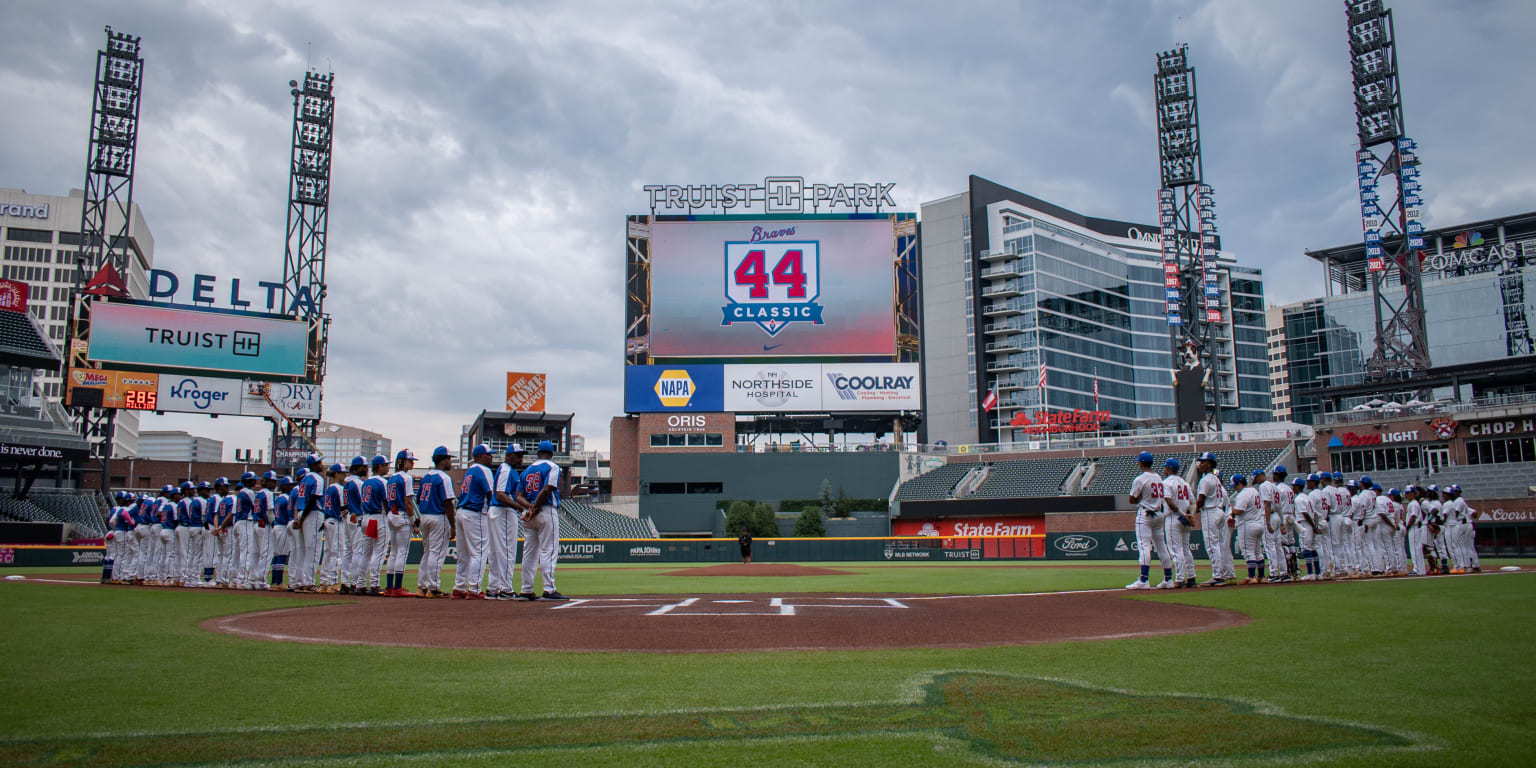 Why is No. 44 displayed in the Atlanta Braves' outfield?