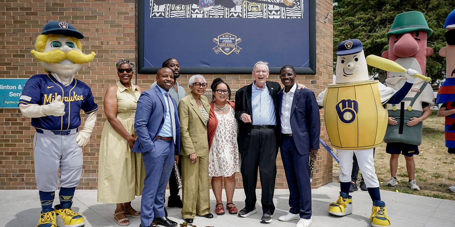 Brewers unveil new mural on anniversary of Aaron's final HR, with wife Billye present Brewers unveil new mural on anniversary of Aaron's final HR, with wife Billye present